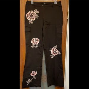 Karen Kane Lifestyle Black “ Cargo” Embroidered NWOT Pants-10